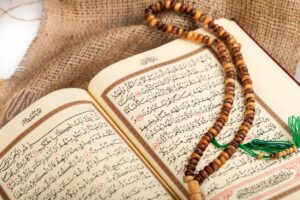 L’islam est l’une des plus grandes religions au monde, avec plus d’un milliard d’adeptes. Pourtant, il est souvent mal compris, voire stigmatisé en raison de la méconnaissance de ses enseignements. Au cœur de l’islam se trouvent des principes fondamentaux d’amour, de paix et de tolérance qui invitent les croyants à vivre en harmonie avec leurs semblables et à contribuer positivement à la société. Découvrez ici comment l’islam promeut la paix et la tolérance. La paix : un pilier fondamental L’islam considère la paix comme un pilier fondamental de la foi comme l’énonce ce site. Les musulmans sont appelés à rechercher la paix dans tous les aspects de leur vie. Le mot « islam » lui-même dérive de la racine arabe « s-l-m », qui signifie « paix ». Les salutations courantes entre musulmans, comme « Salam alaykum » (que la paix soit sur vous) reflètent cet attachement à la paix. La paix est également au cœur de la prière musulmane où les croyants invoquent Allah comme « le Seigneur de la paix ». La quête de la paix intérieure et extérieure est un engagement profond dans la spiritualité musulmane. Le concept de la paix dans l’islam s’étend au-delà de la dimension individuelle. Les musulmans sont encouragés à œuvrer pour la paix dans la société. L’islam condamne la violence et l’injustice et les croyants sont appelés à s’opposer à l’oppression et à la tyrannie. La paix est considérée comme une condition préalable pour le développement harmonieux des individus et de la société dans son ensemble. La promotion de la tolérance au sein de la communauté L’islam accorde une grande importance à la tolérance, non seulement envers les individus en dehors de la foi musulmane, mais aussi au sein de la communauté musulmane elle-même. Les enseignements islamiques encouragent la tolérance envers les différences, que ce soit en termes de pratiques religieuses, de coutumes culturelles ou de points de vue personnels. Cette tolérance favorise une coexistence harmonieuse au sein de la communauté musulmane et contribue à renforcer les liens de fraternité entre ses membres. Au sein de la communauté musulmane, la tolérance se traduit par le respect des différentes écoles de pensée et des pratiques religieuses. Les musulmans sont encouragés à comprendre et à accepter les différences qui peuvent exister entre eux. Cela se reflète notamment dans la diversité des rites et des coutumes au sein de la communauté musulmane, où chaque groupe culturel apporte sa propre richesse à la foi islamique. Cette diversité est perçue comme une source de force et d’enrichissement, favorisant la compréhension mutuelle et la tolérance, tout en renforçant l’unité de la communauté. Le respect comme principe cardinal L’islam encourage le respect des autres, quelles que soient leurs croyances. Le prophète Muhammad lui-même a établi des traités de paix avec des communautés non musulmanes, garantissant leur liberté religieuse et leur sécurité. Ce respect envers les autres est également reflété dans la charité et la générosité, des valeurs clés de l’islam. Les musulmans sont encouragés à aider les moins fortunés, indépendamment de leur origine ethnique ou religieuse. La quête de la justice La justice est un autre principe fondamental de l’islam qui favorise la paix et la tolérance. Les musulmans sont appelés à être justes et équitables dans leurs interactions avec les autres. La justice est non seulement un devoir envers Dieu, mais aussi envers la société. L’islam exhorte les croyants à lutter contre l’oppression et à défendre les droits des opprimés, quel que soit leur statut religieux ou social. La quête de la justice va de pair avec la promotion de la paix et de la tolérance. En recherchant la justice, les musulmans contribuent à la création d’une société où tous les individus sont traités équitablement, quelles que soient leurs croyances ou leurs origines. Cette quête de la justice favorise la coexistence harmonieuse des diverses communautés et contribue à renforcer la tolérance entre les individus. En résumé, l’islam est souvent mal compris en raison de la méconnaissance de ses enseignements fondamentaux. Pourtant, l’islam est intrinsèquement lié à la paix, à la tolérance et à la justice. Les musulmans sont encouragés à rechercher la paix, à respecter les autres et à lutter pour la justice. Comprendre ces principes fondamentaux de l’islam est essentiel pour promouvoir la coexistence pacifique et la tolérance dans une société de plus en plus diversifiée. Au lieu de se concentrer sur les stéréotypes et les préjugés, il est important d’engager un dialogue respectueux pour mieux comprendre la véritable essence de l’islam et pour encourager la paix et la tolérance entre toutes les communautés.